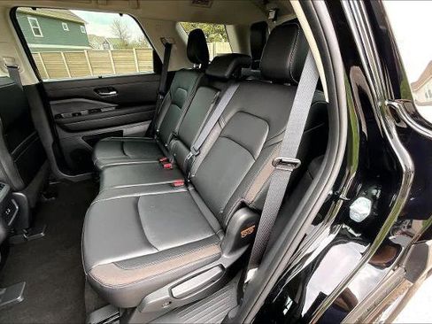 Certified 2023 Nissan Pathfinder SL w/ Black Appearance Package image 19