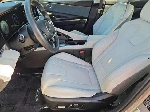 Used 2023 Hyundai Elantra Limited FWD image 17