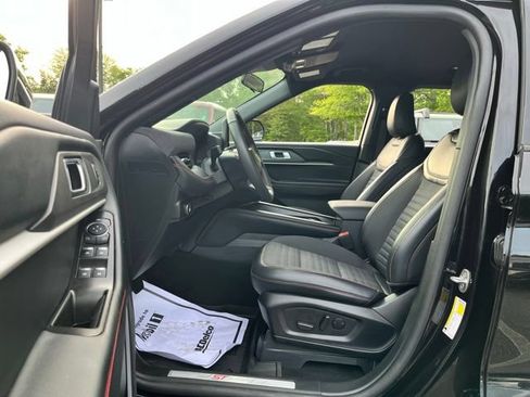 Used 2025 Ford Explorer ST-Line w/ ST-Line Street Pack AWD/4WD image 15
