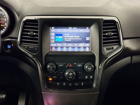 Used 2018 Jeep Grand Cherokee Laredo AWD/4WD image 22