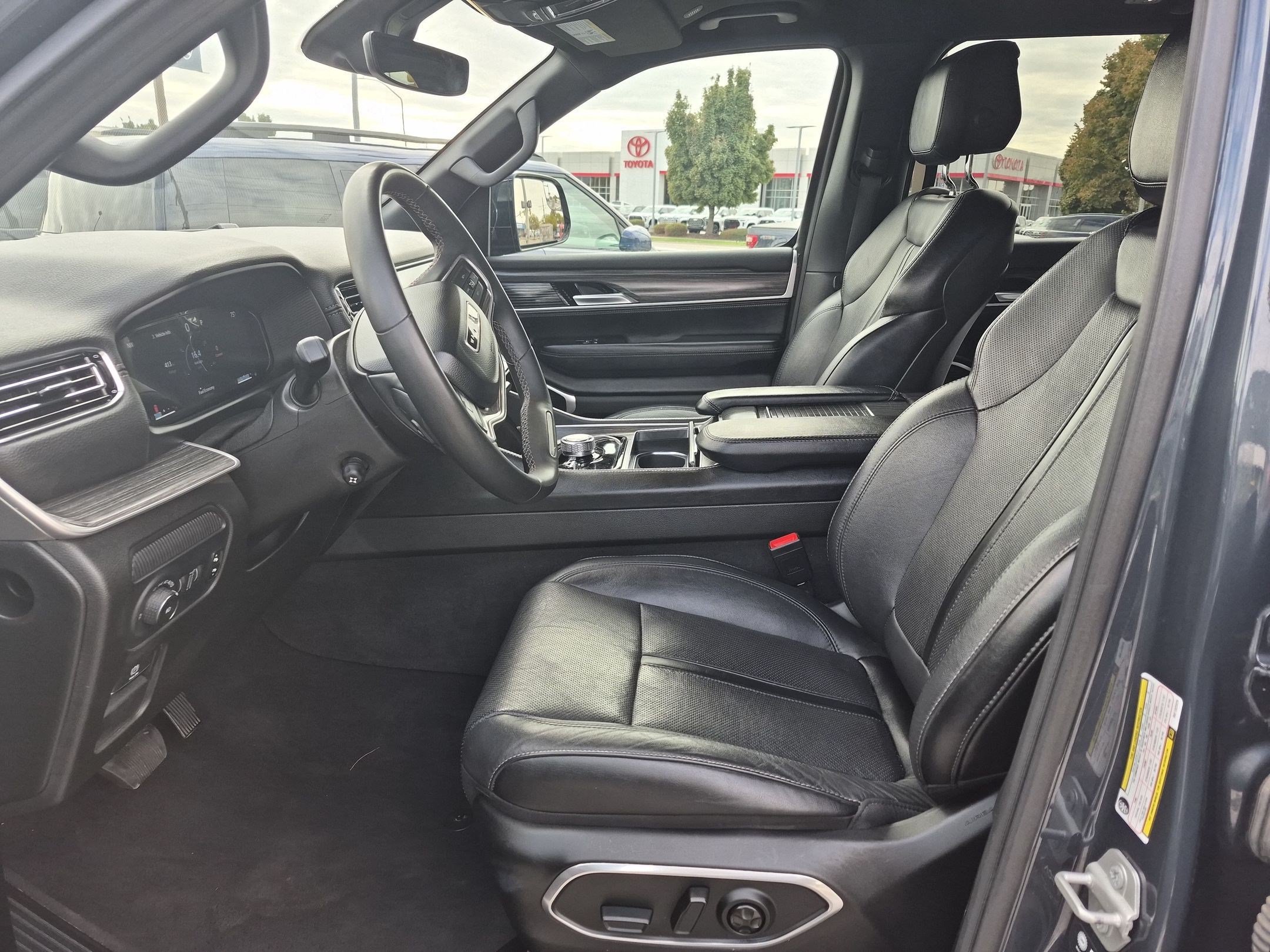 Used 2024 Jeep Wagoneer L Series II w/ Flexible Seating Group AWD/4WD image 16