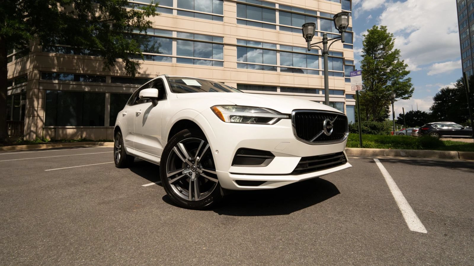 Used 2019 Volvo XC60 T5 Momentum w/ Multimedia Package AWD/4WD image 1
