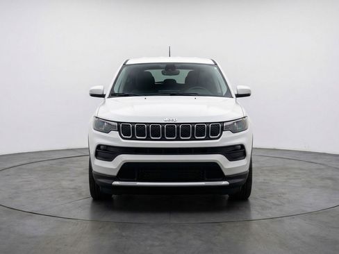 Used 2025 Jeep Compass Latitude image 2