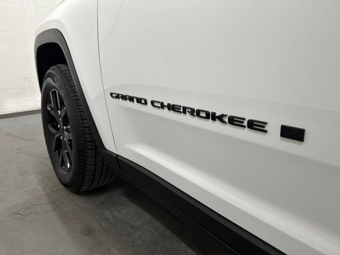 Used 2024 Jeep Grand Cherokee Altitude AWD/4WD image 20