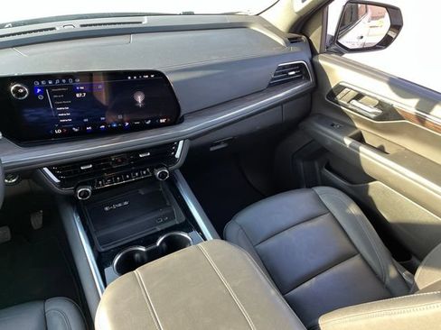 Used 2025 Chevrolet Suburban Z71 AWD/4WD image 12