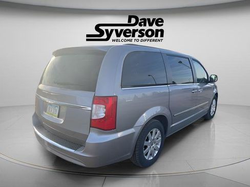 Used 2016 Chrysler Town & Country Touring image 4