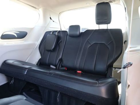 Used 2023 Chrysler Pacifica Touring-L image 29