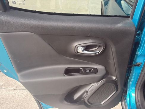 Used 2022 Jeep Renegade Latitude AWD/4WD image 16