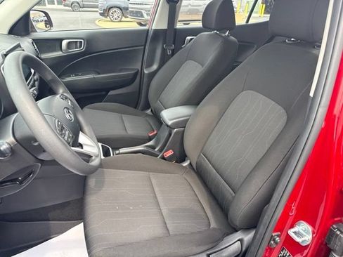 Used 2025 Hyundai Venue SE FWD image 12