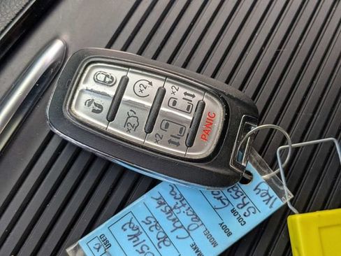 Used 2025 Chrysler Pacifica Limited FWD image 30