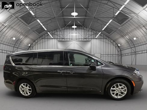 Used 2023 Chrysler Pacifica Touring-L FWD image 4