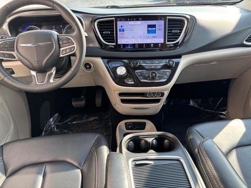 Used 2023 Chrysler Pacifica Touring-L FWD image 14