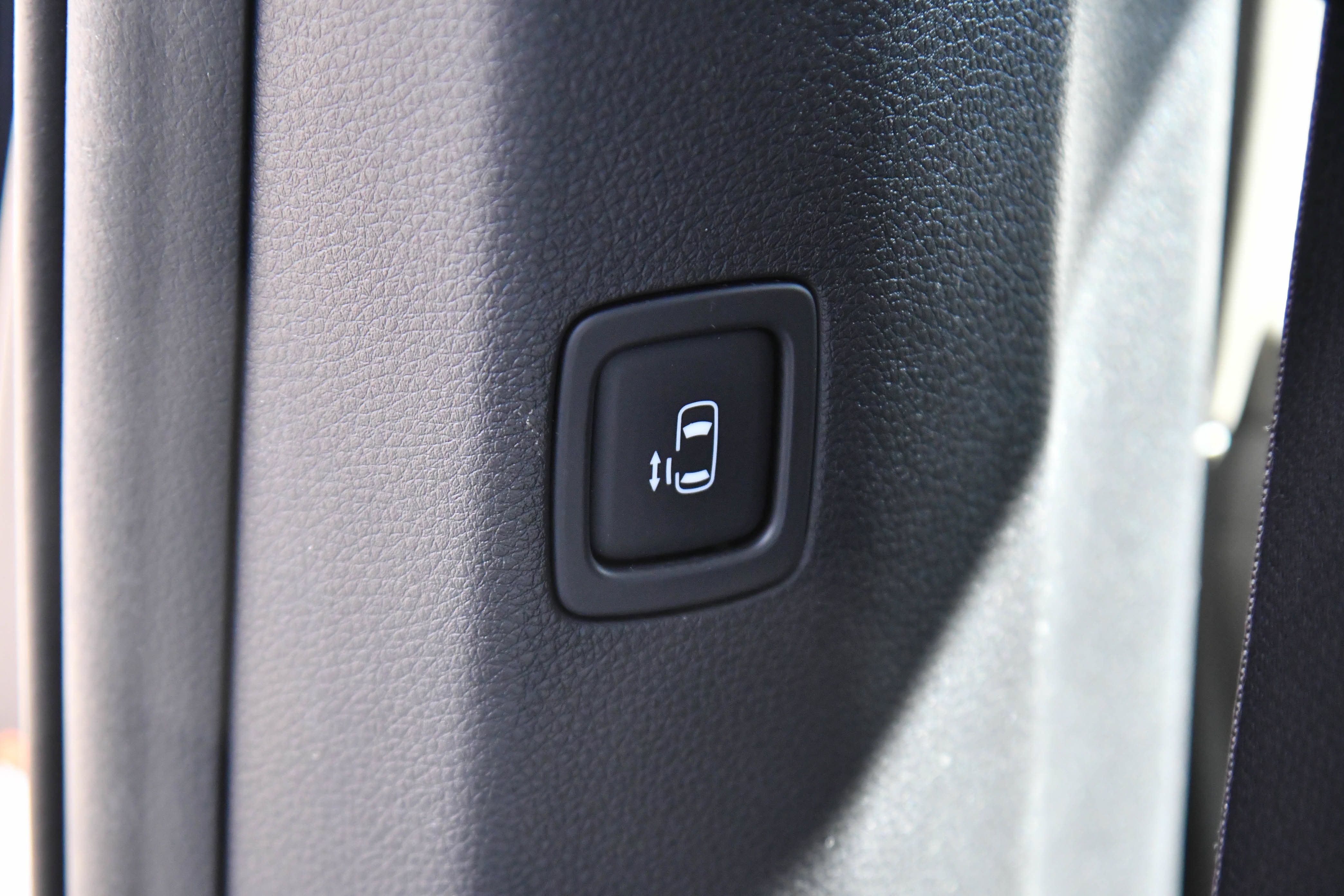 Used 2025 Kia Carnival FWD image 43