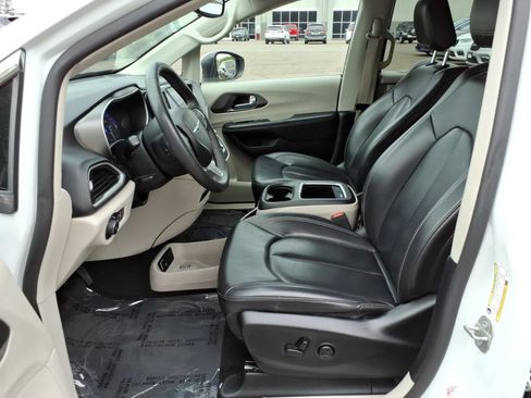Used 2023 Chrysler Pacifica Touring-L FWD image 11