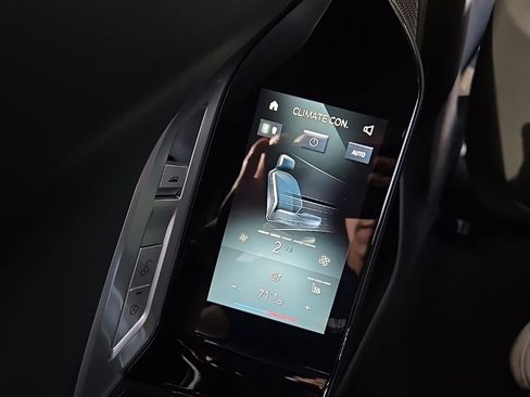 Used 2024 BMW 740i xDrive image 62