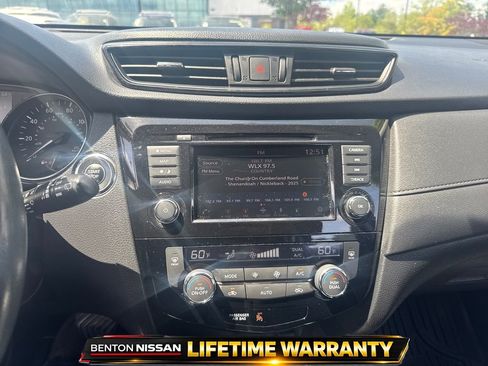 Used 2018 Nissan Rogue SV w/ Premium Package image 16