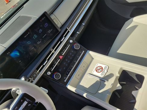 Certified 2025 Hyundai Santa Fe SEL image 33