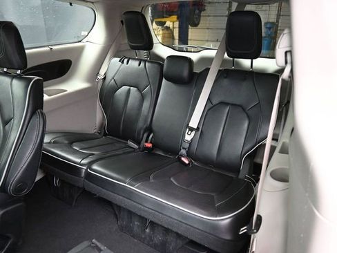 Used 2023 Chrysler Pacifica Limited FWD image 14