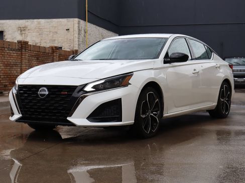 Used 2025 Nissan Altima 2.5 SR FWD image 2