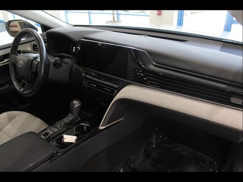 Used 2025 Toyota Camry XLE AWD/4WD image 23