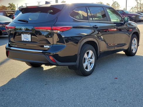 Used 2023 Toyota Highlander LE image 5