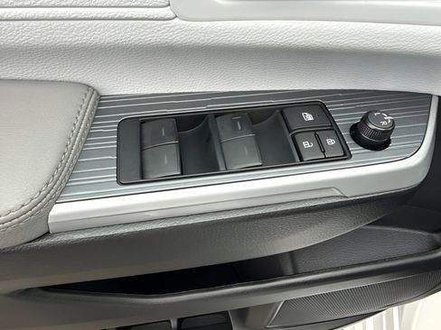 Used 2025 Toyota Sienna LE FWD image 27