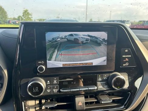 Used 2023 Toyota Highlander LE FWD image 8