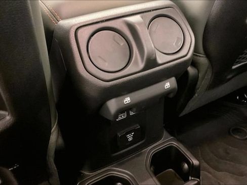 Used 2025 Jeep Gladiator Mojave AWD/4WD image 9