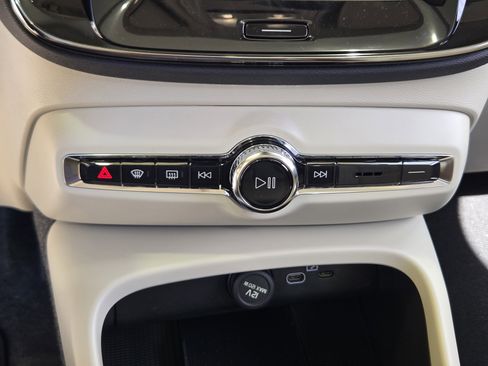 New 2026 Volvo XC40 B5 Plus w/ Protection Package Premier image 22