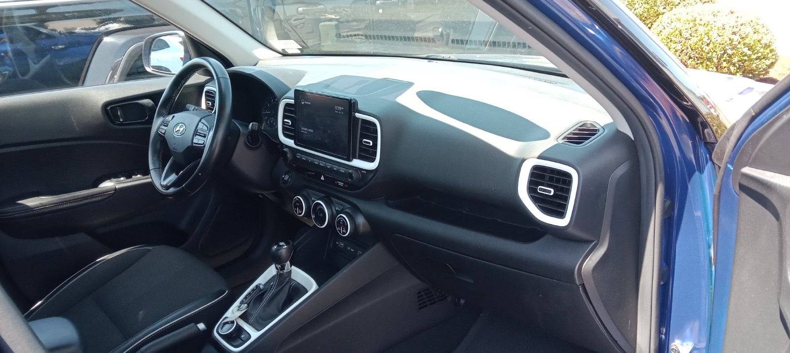 Used 2022 Hyundai Venue Limited FWD image 24