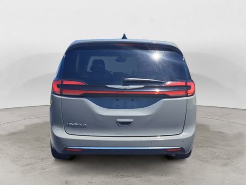 Used 2023 Chrysler Pacifica Touring-L FWD image 5