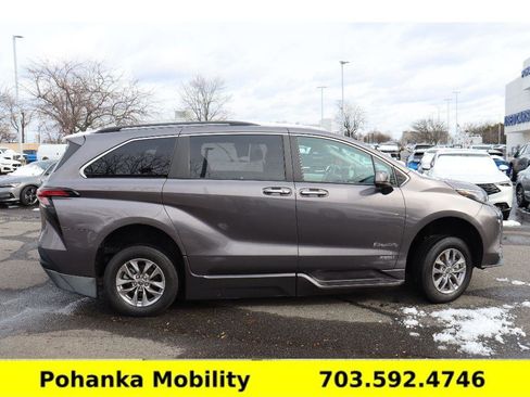 Used 2021 Toyota Sienna XLE w/ XLE Plus Package FWD image 9