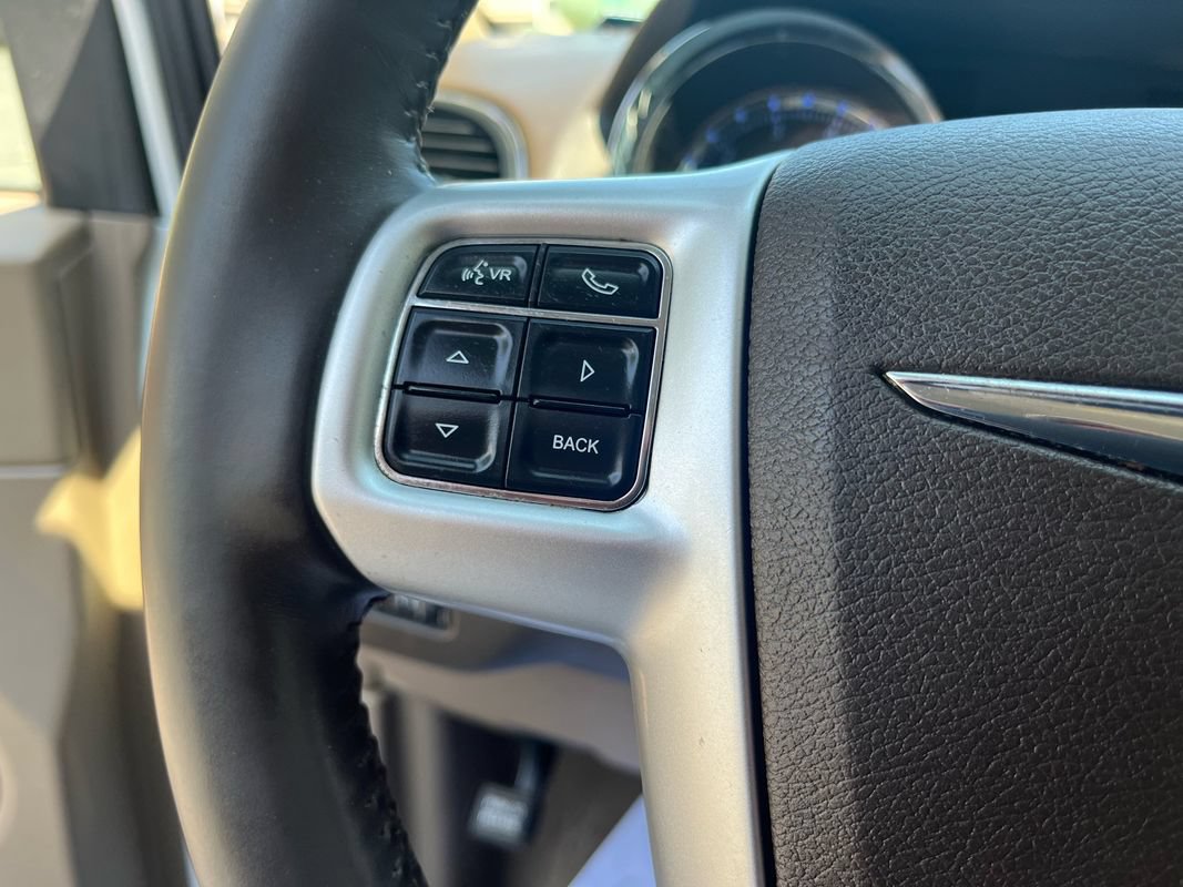 Used 2016 Chrysler Town & Country Touring FWD image 13