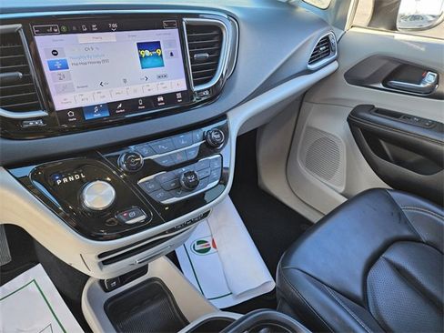 Used 2023 Chrysler Pacifica Touring-L image 19