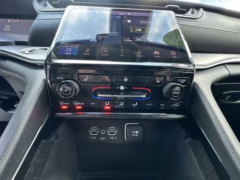 Used 2022 Jeep Grand Cherokee L Limited image 19