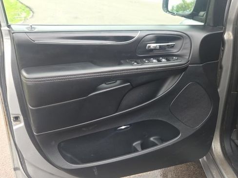 Used 2015 Chrysler Town & Country S FWD image 25