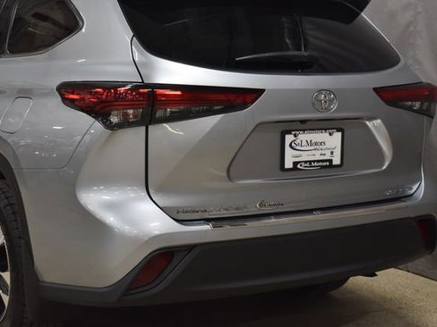Used 2020 Toyota Highlander XLE image 8