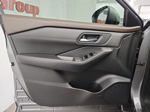 Used 2023 Nissan Rogue SV w/ SV Premium B Package image 8