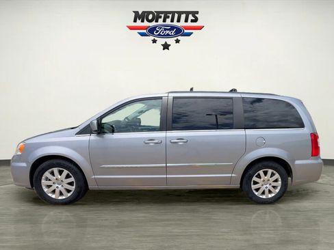 Used 2015 Chrysler Town & Country Touring FWD image 2