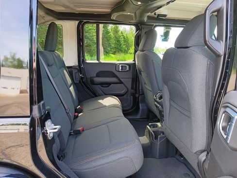 Used 2025 Jeep Wrangler Unlimited Sahara AWD/4WD image 20
