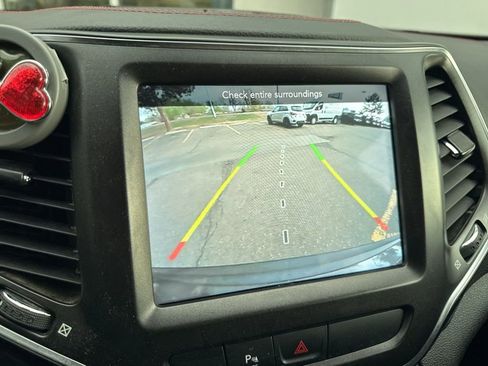 Used 2020 Jeep Cherokee Trailhawk image 11