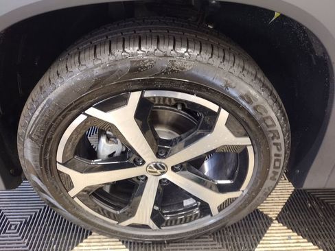 New 2025 Volkswagen Tiguan SE image 5