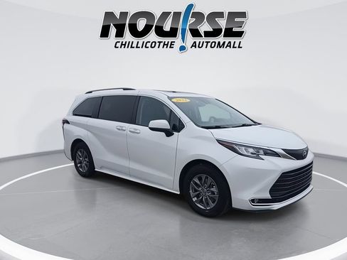 Used 2022 Toyota Sienna XLE image 2