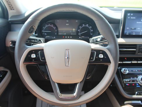 Used 2022 Lincoln Corsair AWD w/ Premium Package image 9