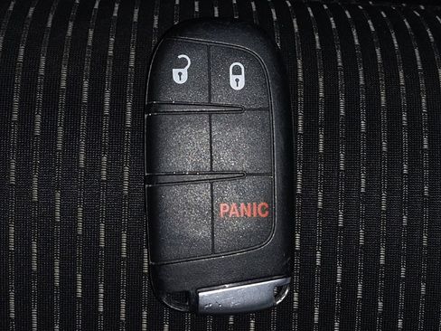 Used 2019 Dodge Journey SE image 32