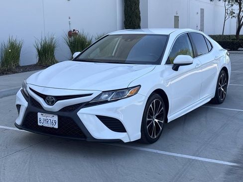 Used 2019 Toyota Camry SE w/ Carpet Mat Package FWD image 7