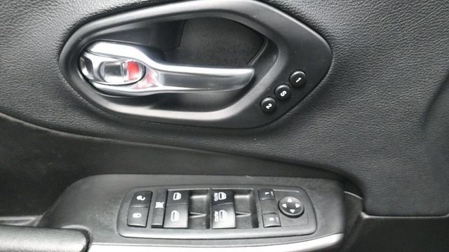 Used 2019 Jeep Cherokee Limited AWD/4WD image 16