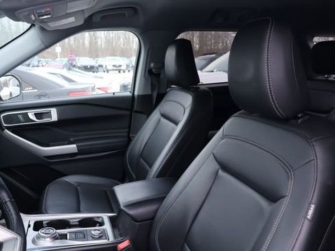 Used 2022 Ford Explorer XLT w/ Equipment Group 202A image 8