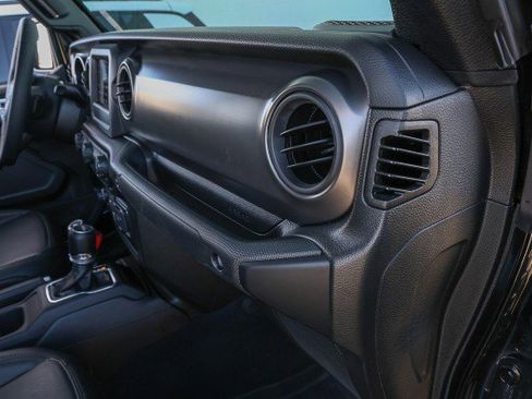 Used 2023 Jeep Gladiator Willys image 34