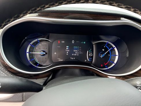 Used 2023 Chrysler Pacifica Limited FWD image 14